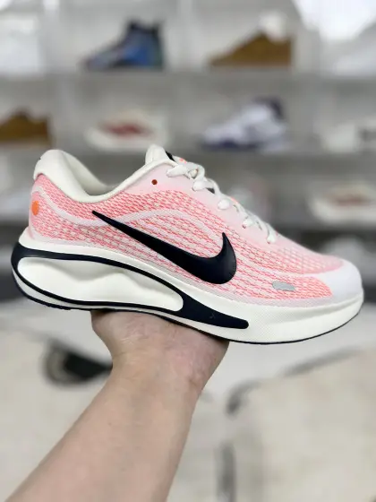 ▪️原装渠道订单 Nike Journey Run 舒适百搭 低帮跑步鞋 男女款 红蓝 ▪️ (35.5 36 36.5 37.5 38 38.5 39 40 40.5 41 42 42.5 43 44 44.5 45) ▪️货号:FN0228-100 ▪️Nike Journey Run跑鞋是一款兼具颜值与性能的跑鞋.鞋面采用轻质网眼材料,简约时尚,不仅适合运动,日常穿搭也毫无压力.全系列搭载Nike的ComfiRide缓震技术,这种技术能够提供柔软回弹的脚感,有效吸收跑步时的冲击力,保护膝盖和脚踝.加固鞋跟与中足支撑系统,防止足部过度内翻,尤其适合长跑或高强度训练.橡胶大底具有出色的防滑性能和耐用性,即使在雨天或瓷砖路面也能保持稳定抓地力.轻质网眼材质确保双脚干爽,适合春夏季节运动.鞋面材料柔软富有弹性,能够贴合脚型,减少摩擦,提供舒适的穿着感受.不仅适合热爱晨跑的小伙伴和参加城市马拉松的跑步达人,其时尚的外观设计也赢得了众多日常穿搭爱好者的青睐.